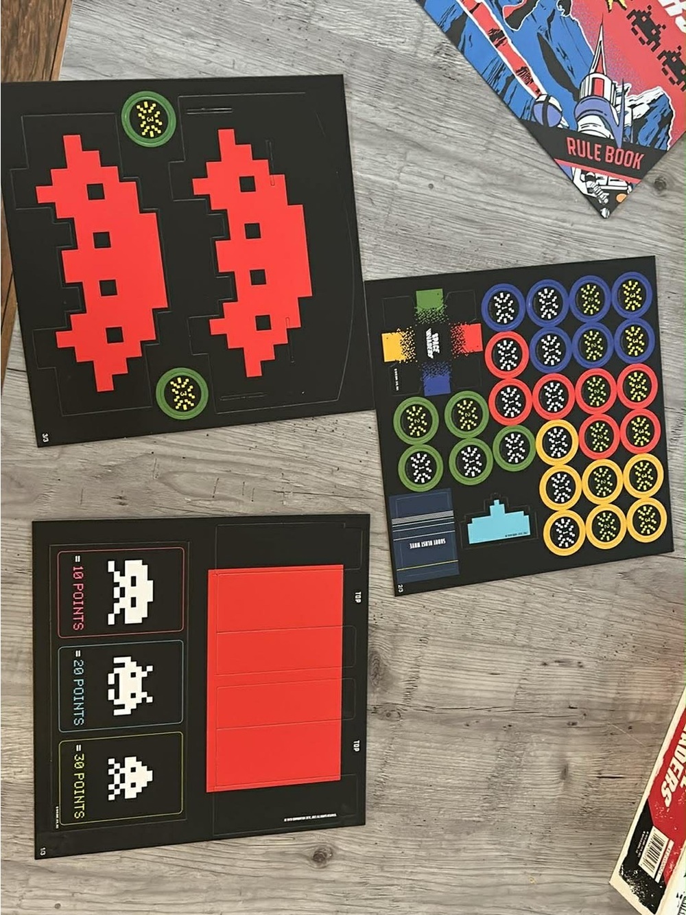Space Invaders Retro Board Game Set - Red, Black, Blue - Picture 5 of 10